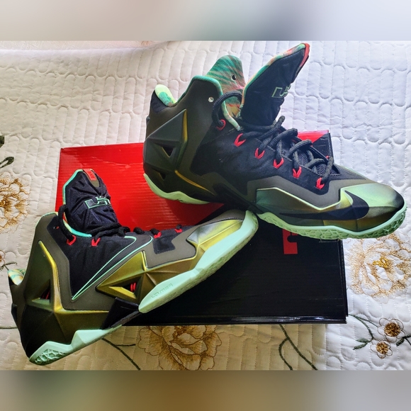 Like New! Nike LeBron XI 11 Kings Pride Parachute Gold sz 9 - Picture 2 of 5